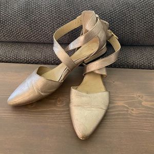 Poppy Barley gold criss cross flat